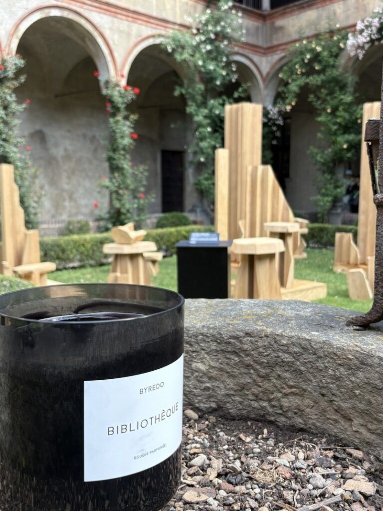Деревянные объекты инсталляции Byredo на Fuorisalone 2026
